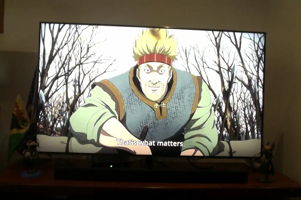Menikmati Anime di Rumah Gambar seseorang yang sedang menonton anime di rumah