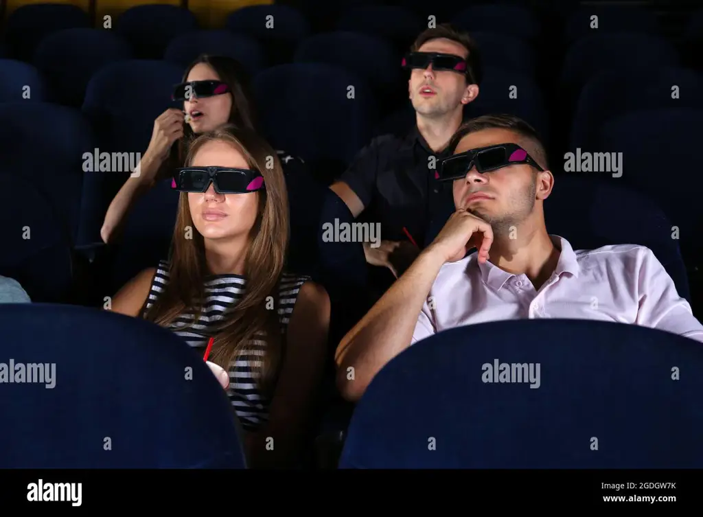 Menikmati film anime di bioskop bersama teman Orang-orang menonton film di bioskop