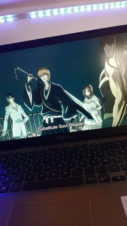 Menikmati Anime di Laptop Penggemar anime menonton di laptop