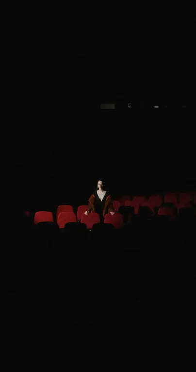 Mencari informasi film anime di bioskop Ruang bioskop yang kosong