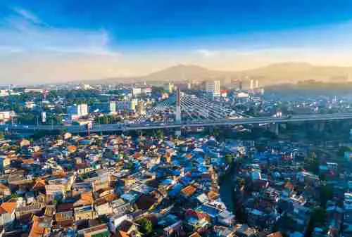 Menikmati anime di kota Bandung Pemandangan kota Bandung