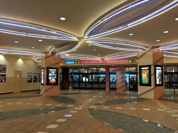 Suasana Menonton di Blitzmegaplex Interior bioskop Blitzmegaplex yang nyaman dan modern