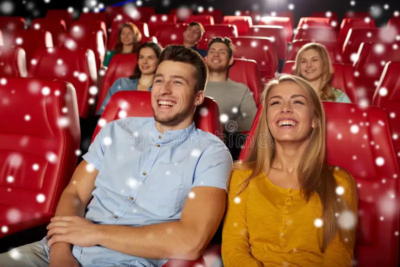 Pengalaman Menonton yang Menyenangkan Orang-orang bahagia menonton film di bioskop