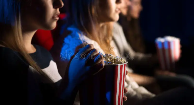 Menonton Anime Bersama Teman Teman-teman menonton film anime di bioskop