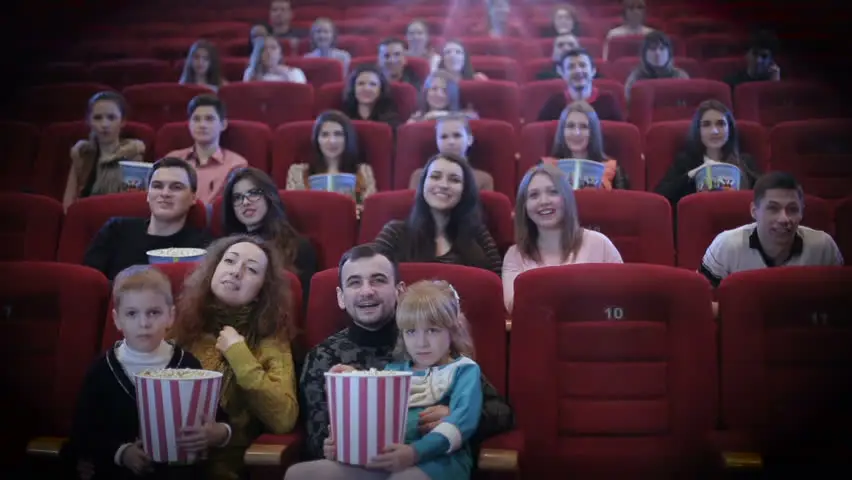 Pengalaman Menonton di Bioskop Orang-orang menonton film di dalam bioskop