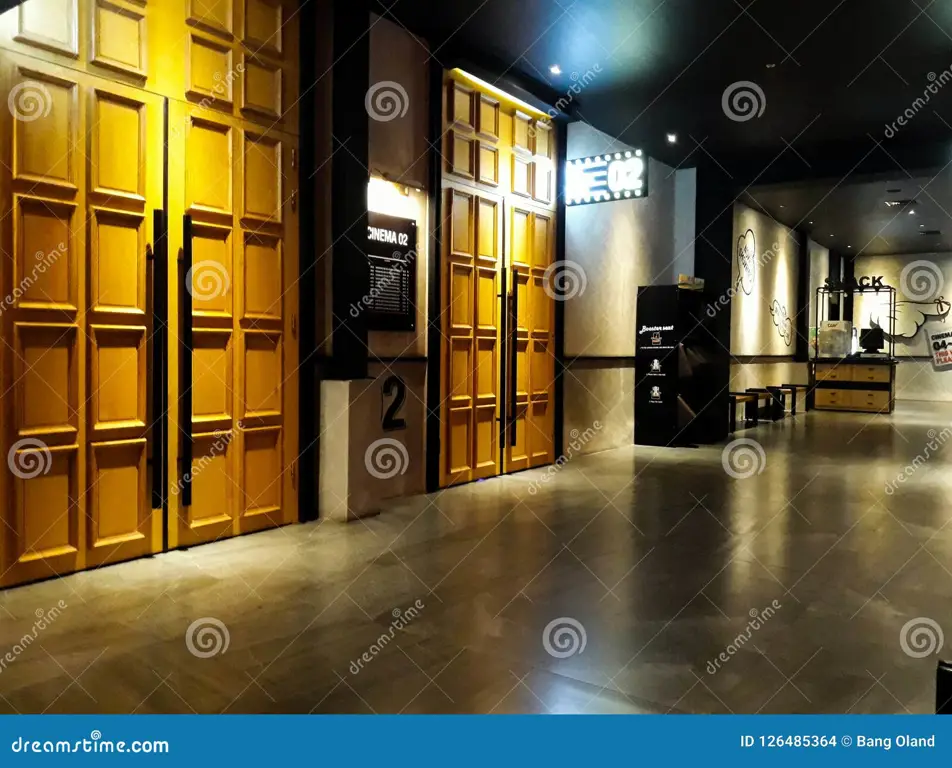 Menikmati pengalaman menonton anime di CGV Foto lobi bioskop CGV yang ramai pengunjung