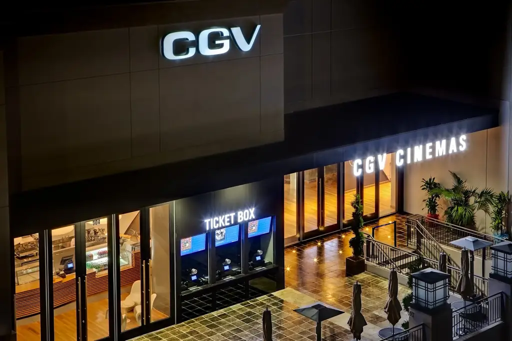 Menikmati pengalaman menonton anime di CGV Gambar lobi bioskop CGV yang ramai dengan pengunjung.