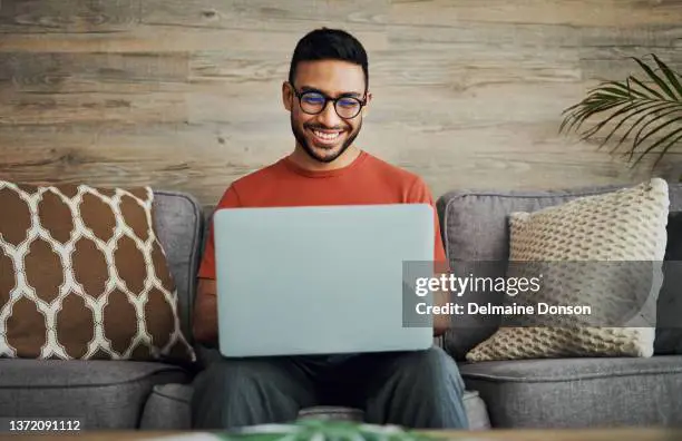 Kebahagiaan Menonton Anime Gambar orang senang menonton anime di PC