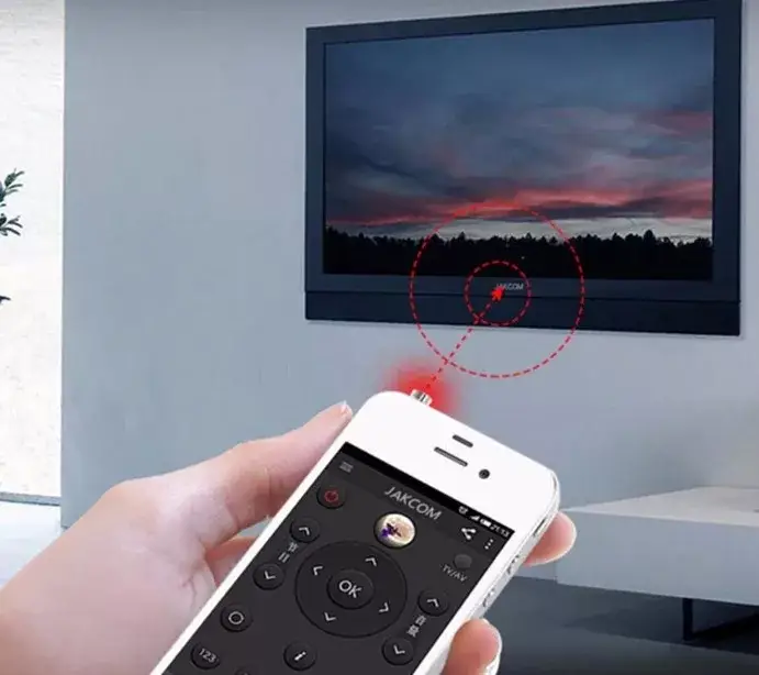 Menggunakan Remote untuk Menonton Gambar remot televisi di tangan seseorang