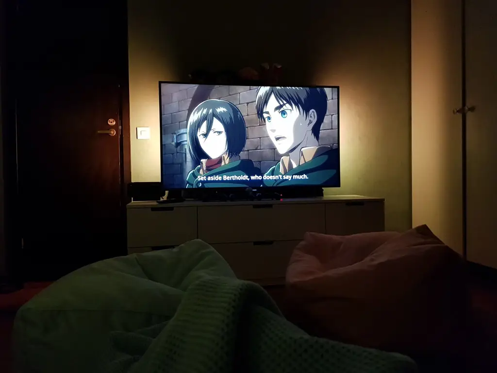 Nikmati Anime Favoritmu Tanpa Ketinggalan Gambar orang menonton anime