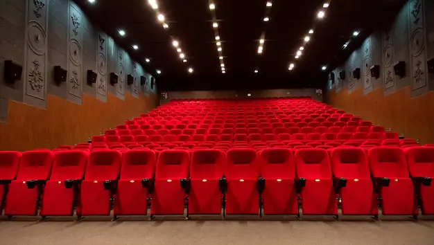 Bioskop yang nyaman untuk menonton film Interior bioskop dengan kursi kosong