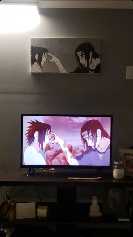 Menikmati keseruan anime Naruto di layar kaca Gambar seseorang menonton anime Naruto di televisi
