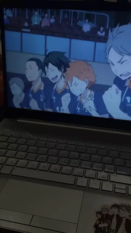 Menikmati Anime di Rumah Gambar seseorang menonton anime di rumah dengan nyaman