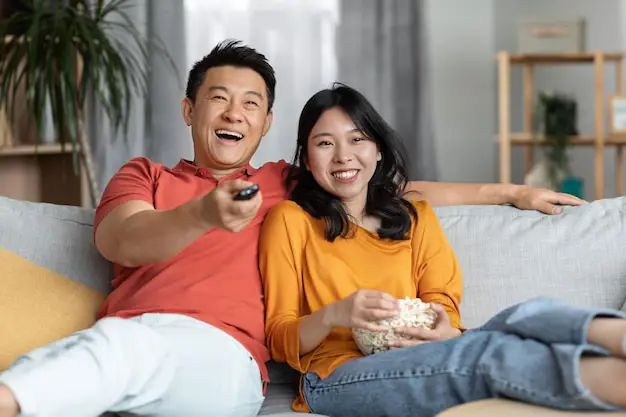 Menikmati Anime Bersama Teman Gambar orang-orang menonton anime bersama