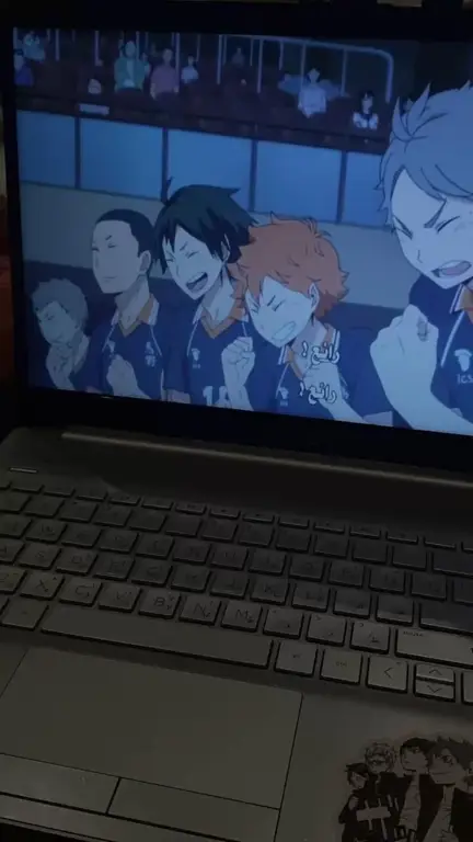 Menikmati anime terbaru Penggemar anime menonton anime di laptop